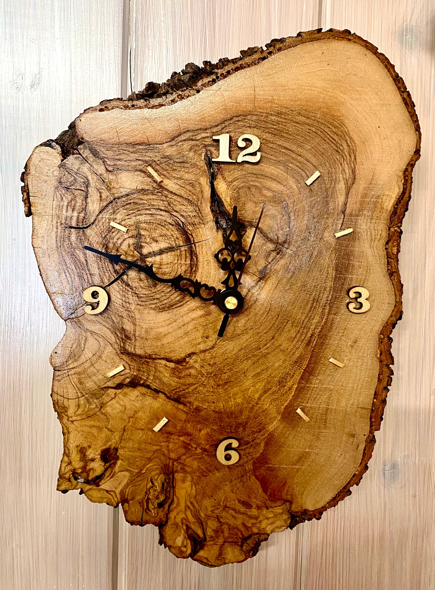 Orologio in ulivo