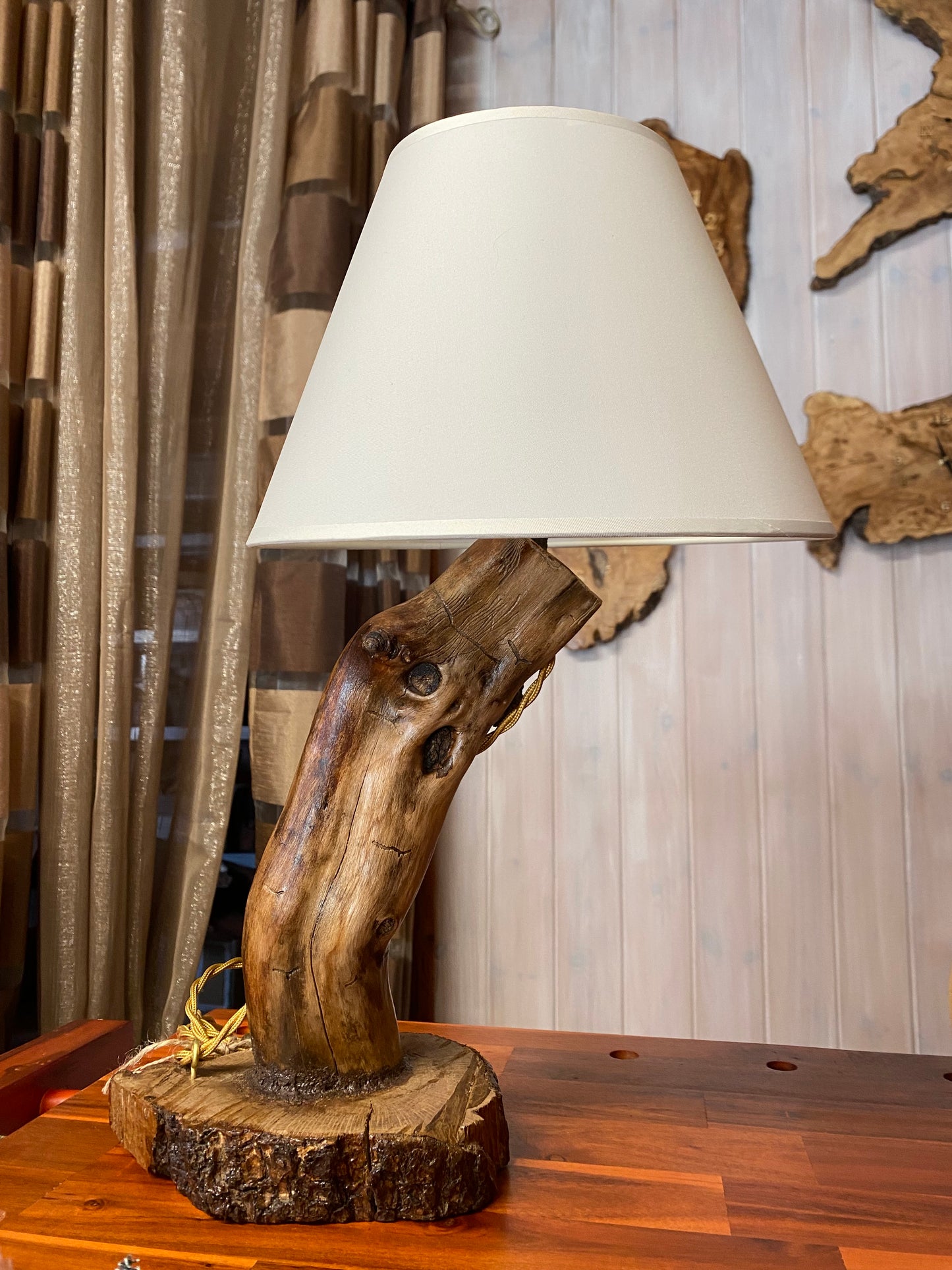 Lampada in legno di ulivo