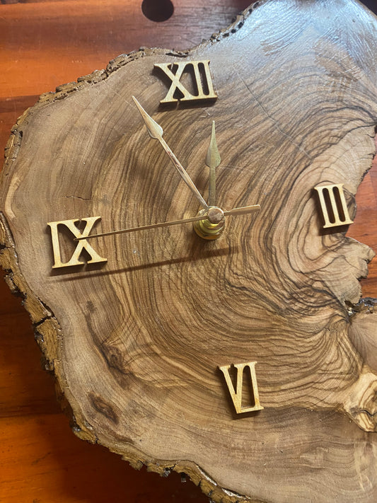 Orologio in ulivo