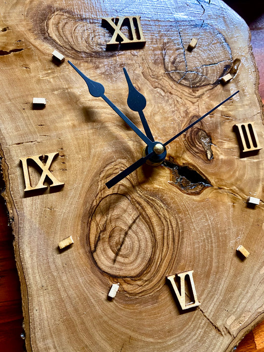 Orologio in ulivo