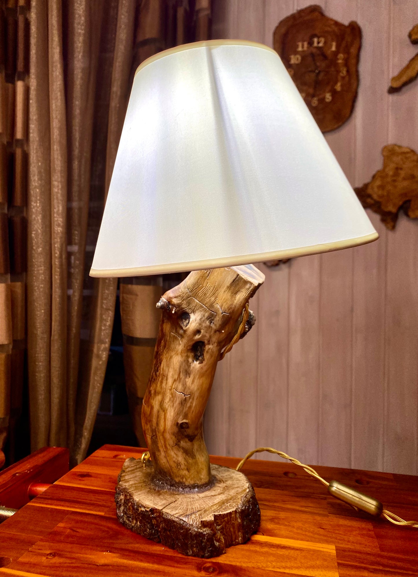 Lampada in legno di ulivo