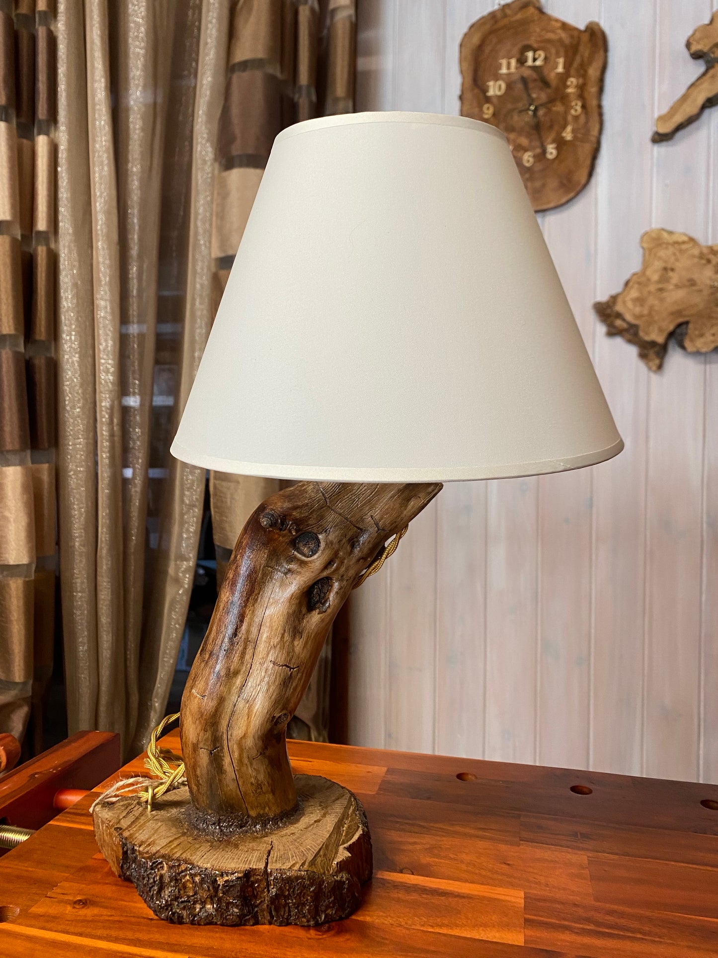 Lampada in legno di ulivo