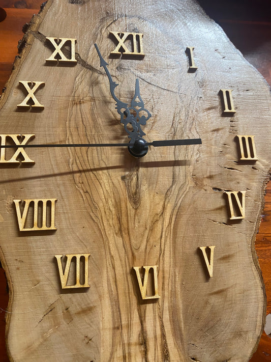 Orologio in ulivo