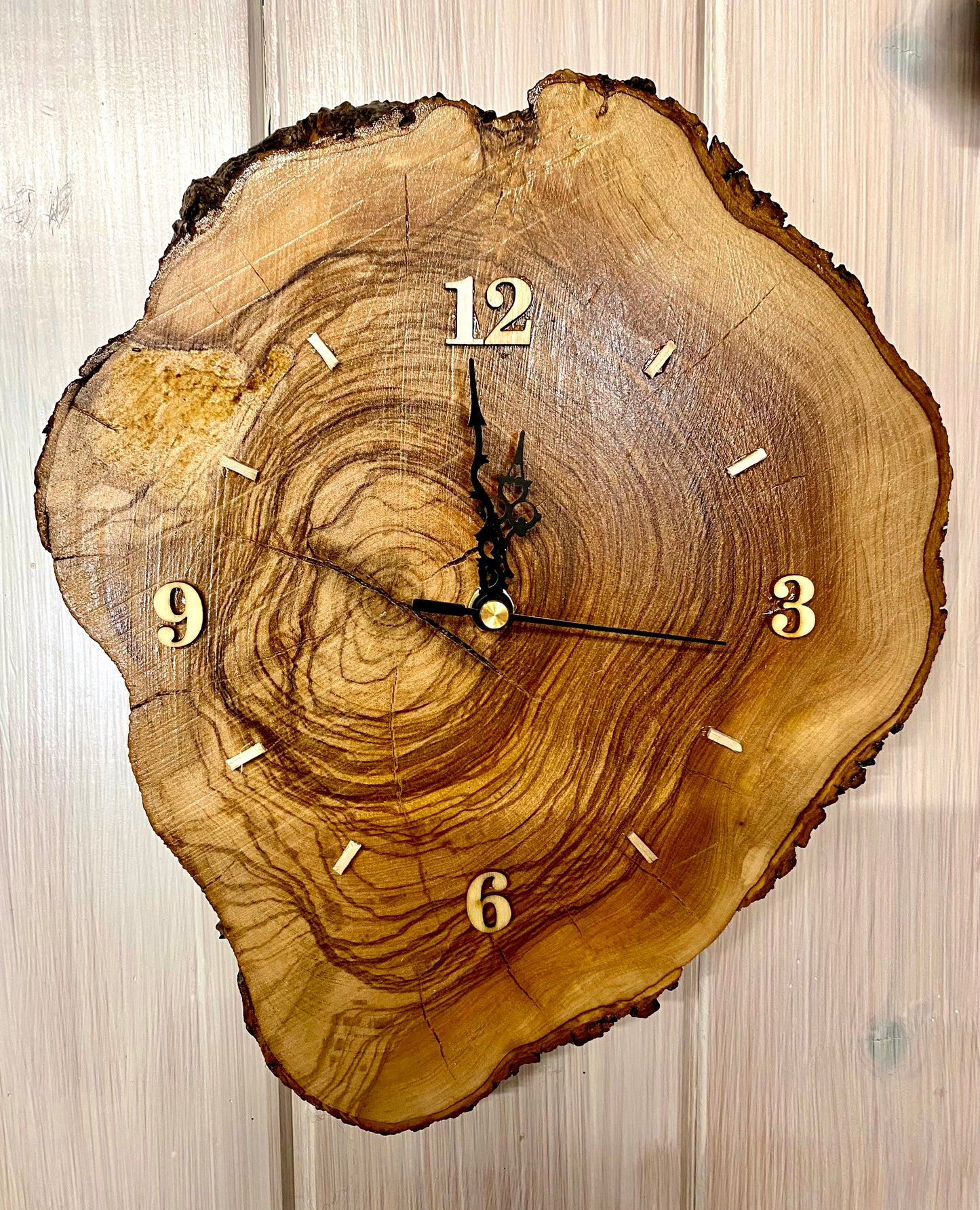 Orologio in ulivo