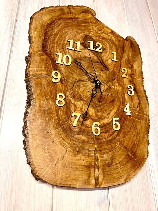 Orologio in ulivo