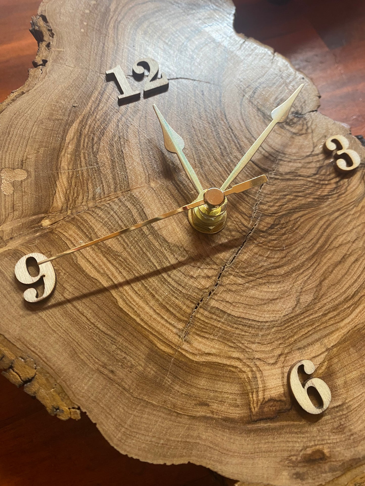 Orologio in ulivo