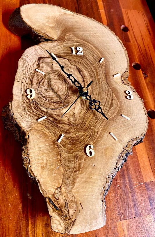 Orologio in ulivo