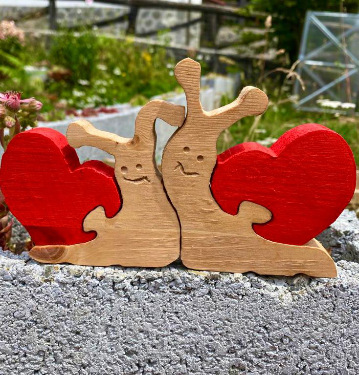 Loving couple snails puzzle