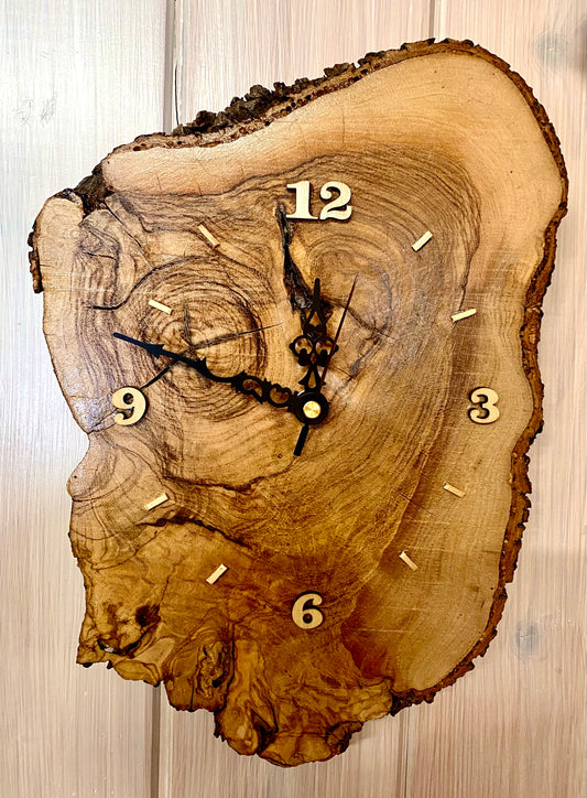 Orologio in ulivo