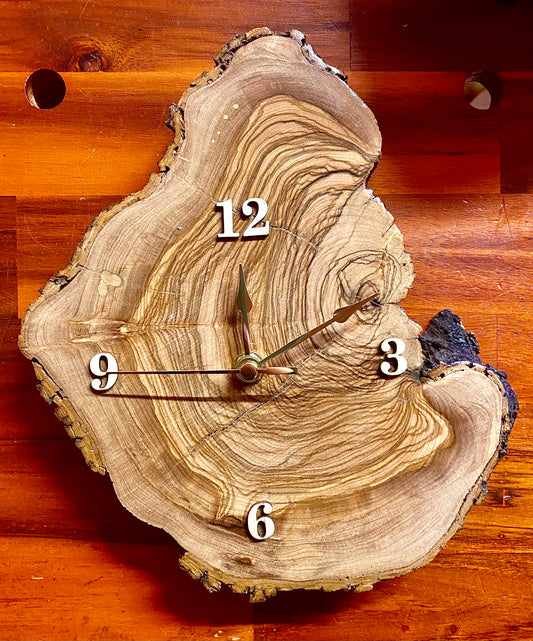 Orologio in ulivo