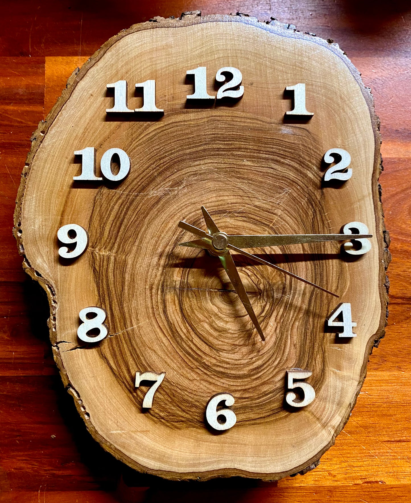 Orologio in ulivo