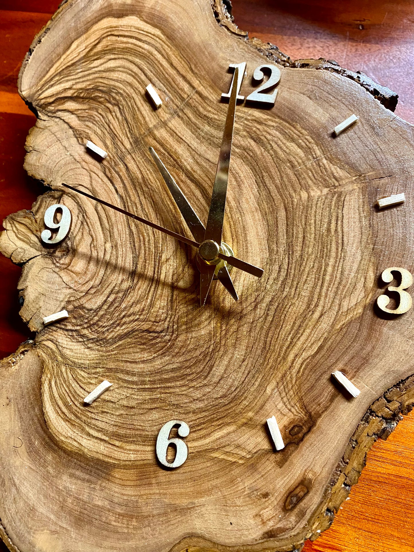 Orologio in ulivo