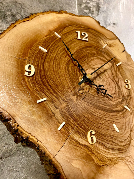 Orologio in ulivo