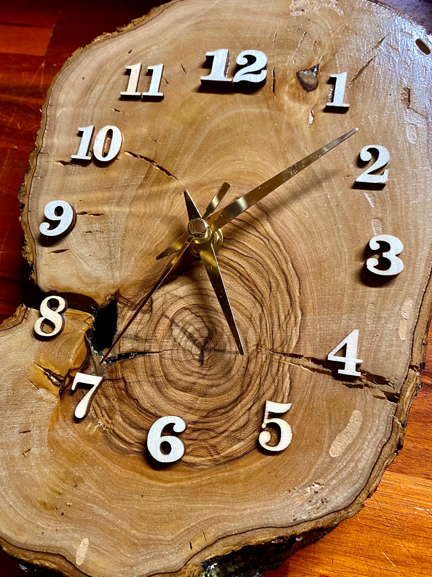 Orologio in ulivo