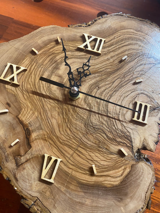 Orologio in ulivo