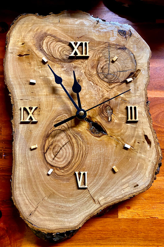 Orologio in ulivo