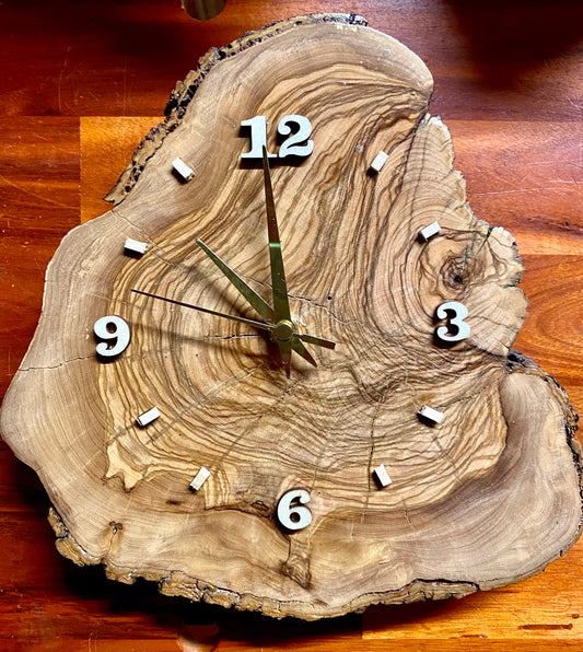 Orologio in ulivo