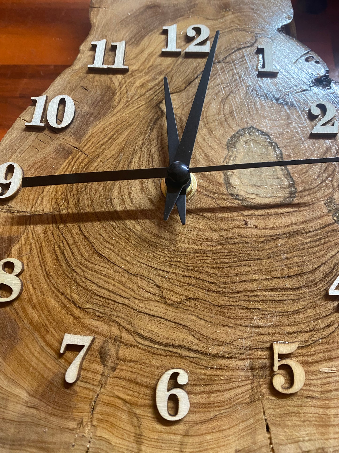 Orologio in ulivo