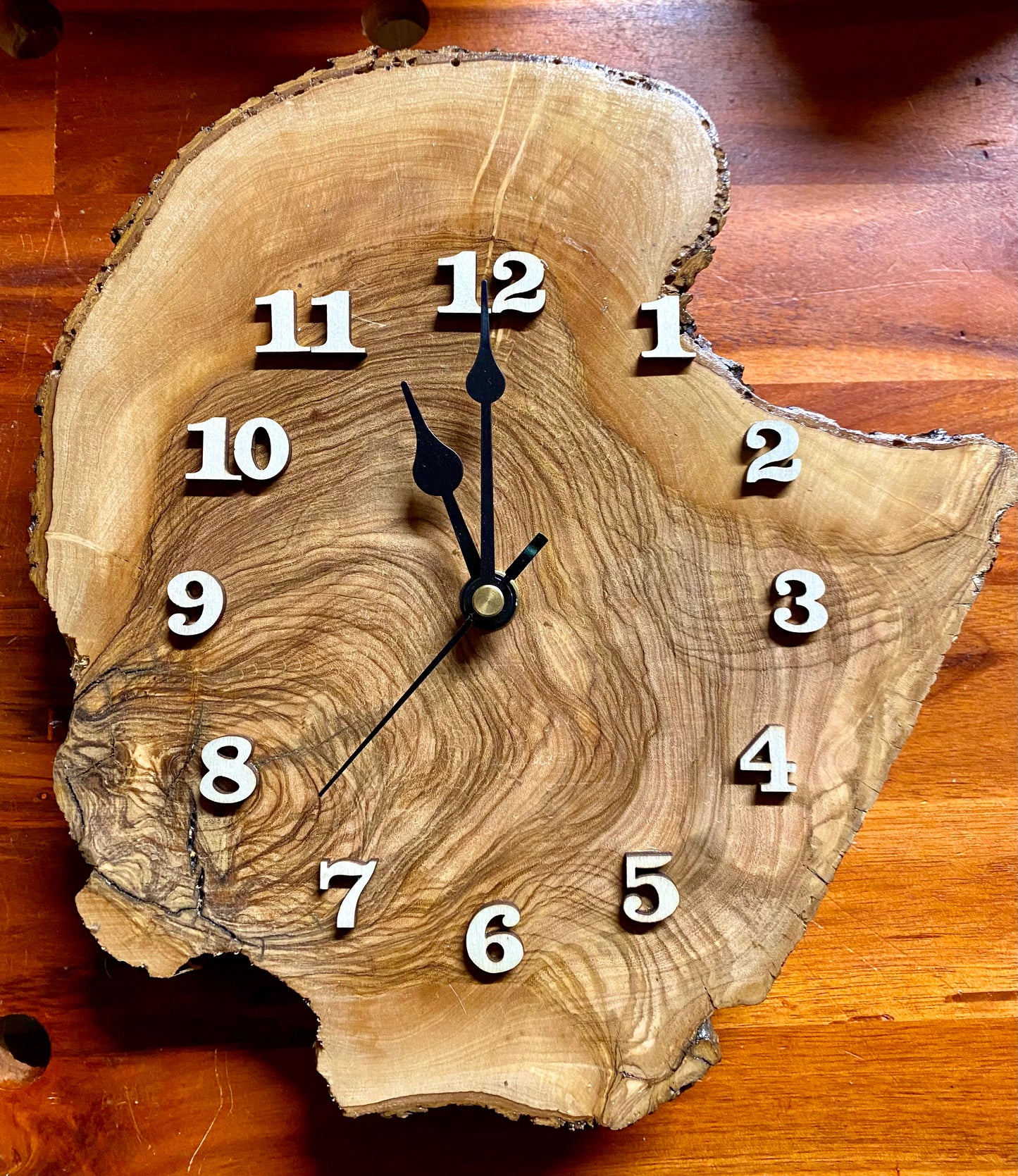 Orologio in ulivo