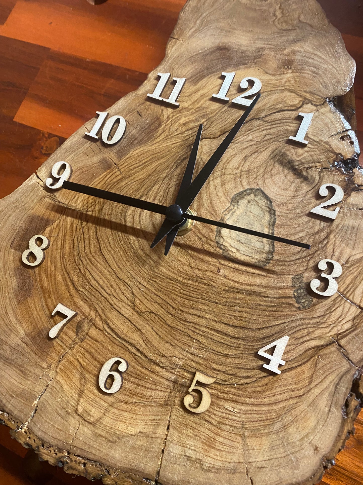 Orologio in ulivo