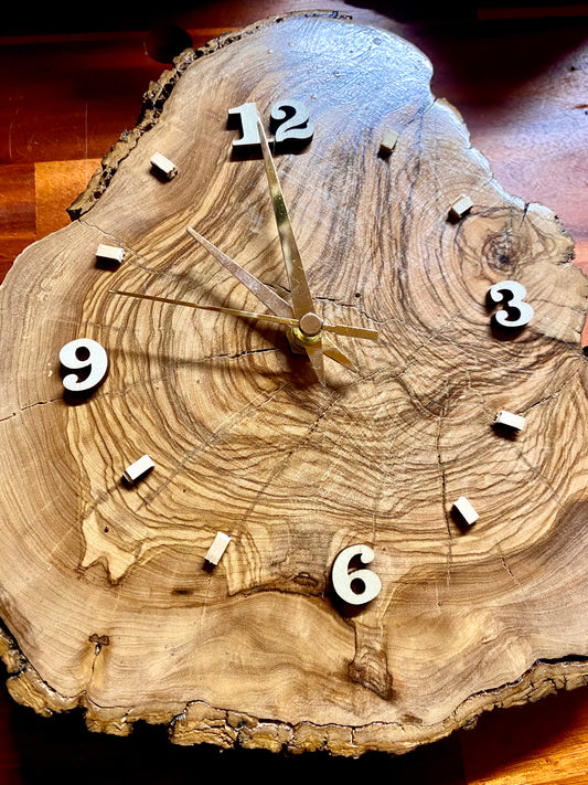 Orologio in ulivo