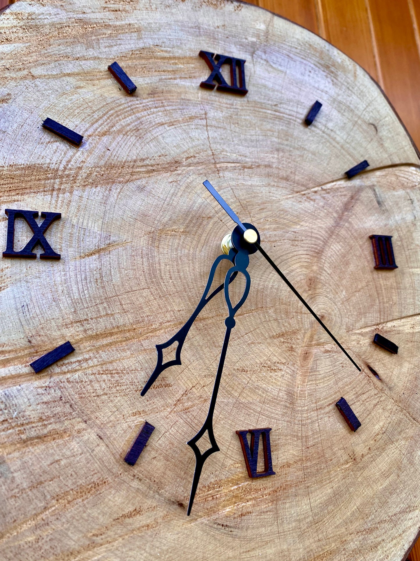 Orologio in legno di cipresso