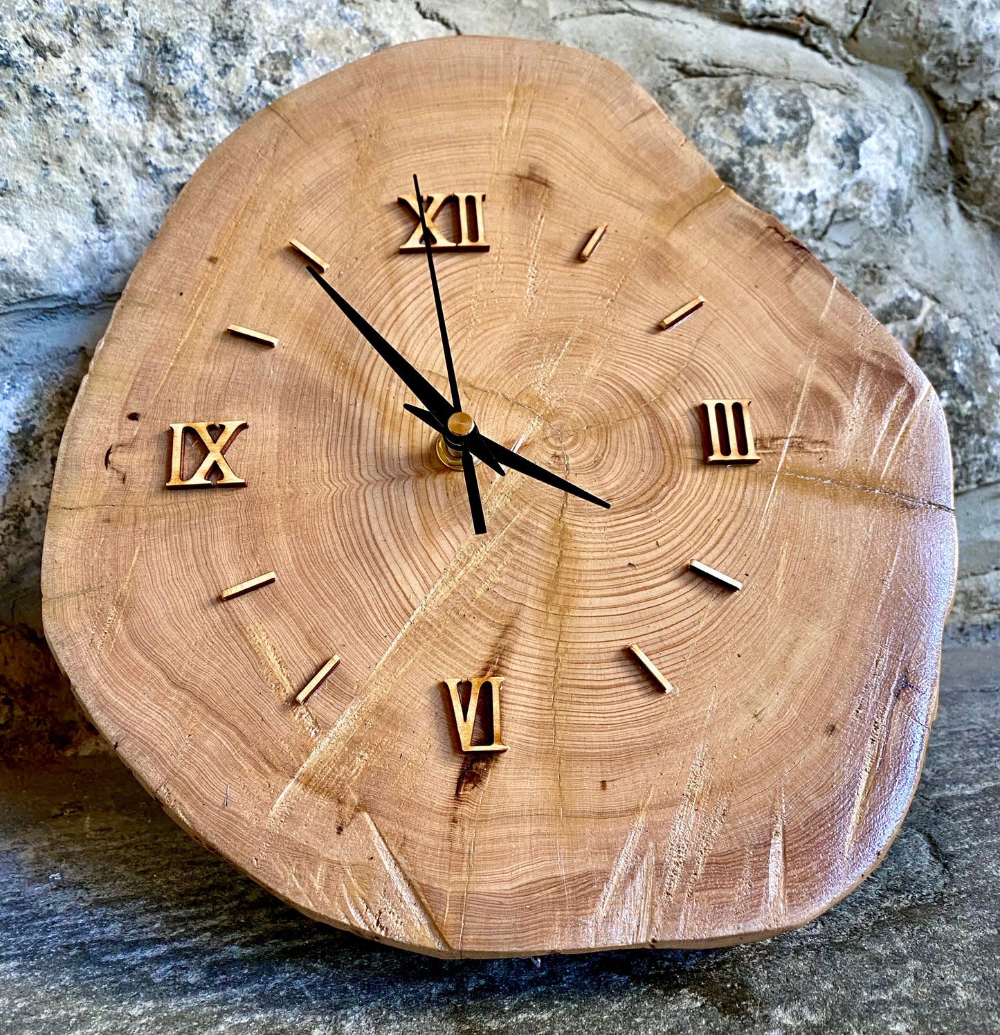 Orologio in legno di cipresso