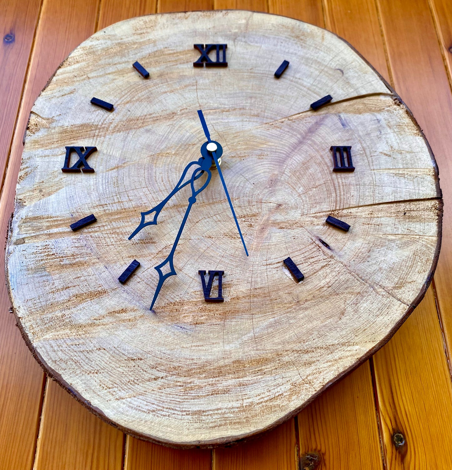 Orologio in legno di cipresso