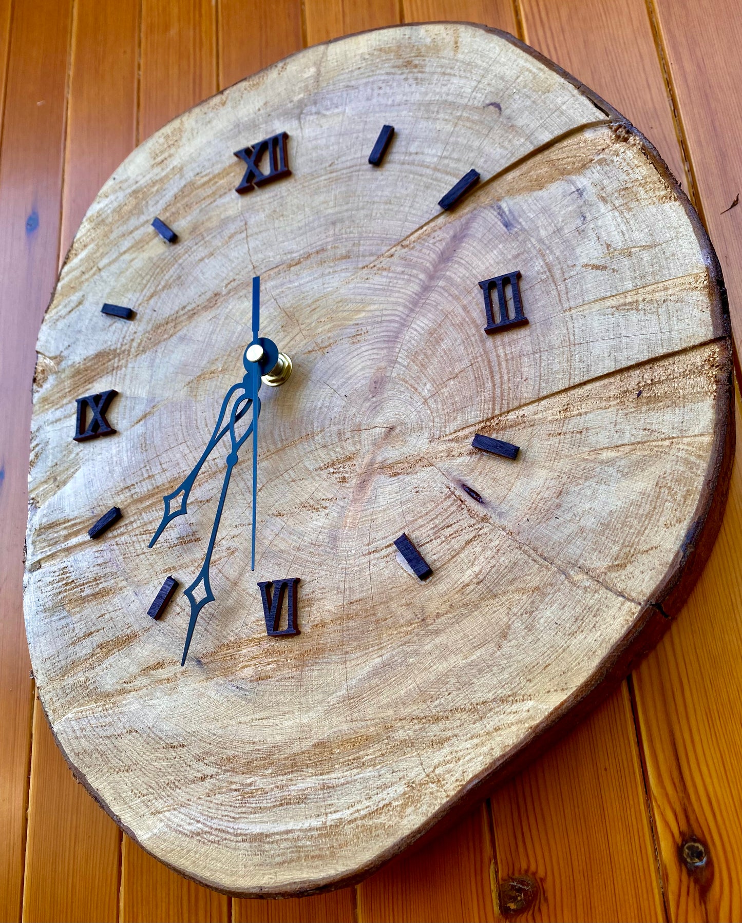 Orologio in legno di cipresso