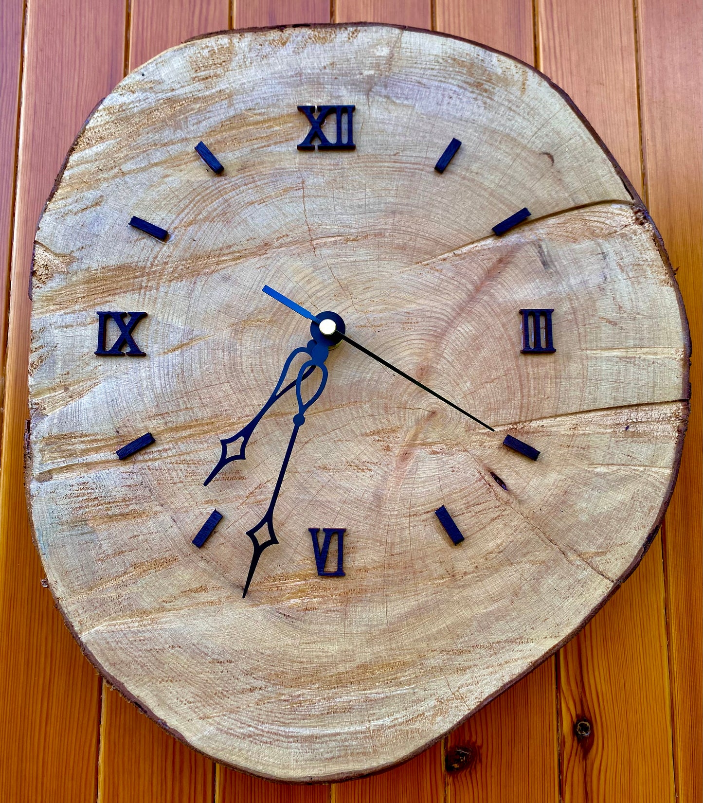 Orologio in legno di cipresso