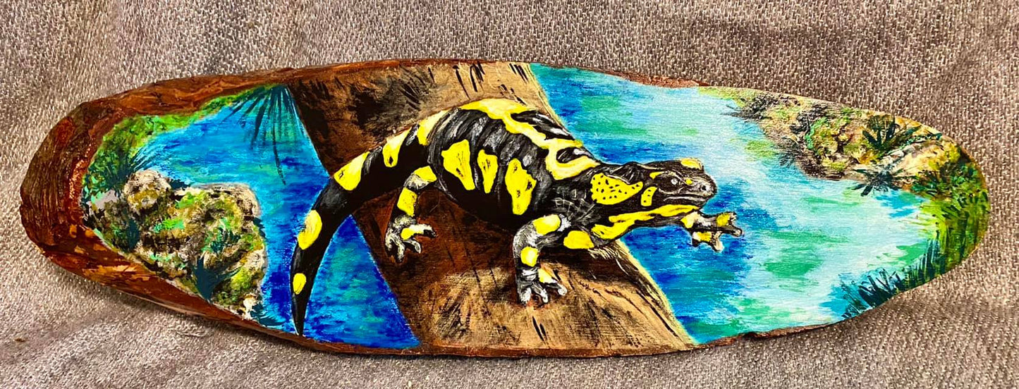 Dipinto di salamandra su legno di castagno